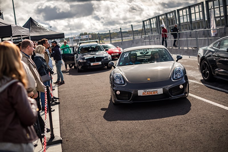 Porsche Cayman S sur le Circuit du Mans Zone Pitlane