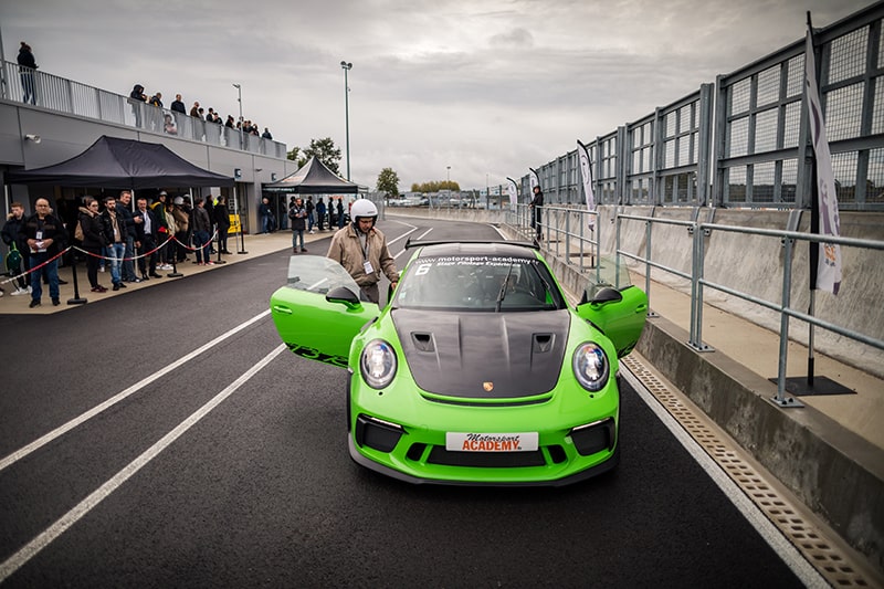 Porsche GT3 RS Verte sur Circuit Stagiaire entre dans voiture