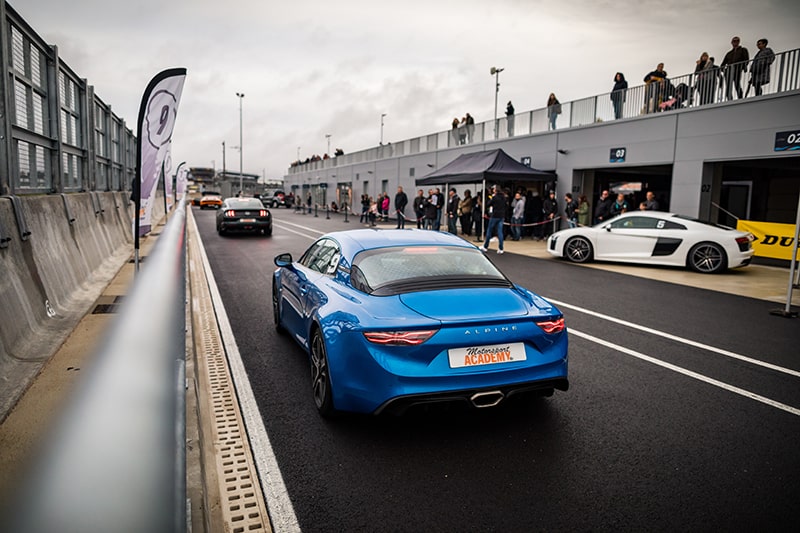 Alpine A110S Circuit Le Mans Pitlane à l'arrêt vu de l'arrière