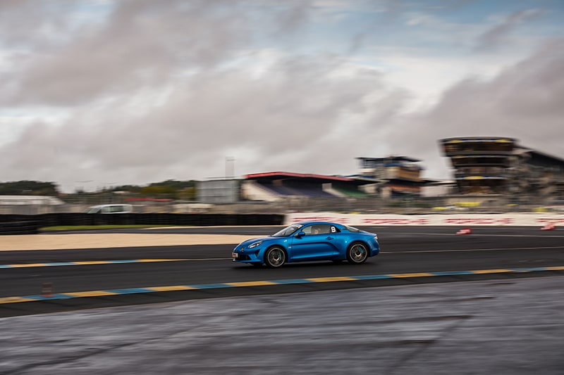 Alpine A110S sur le circuit du Mans en mouvement