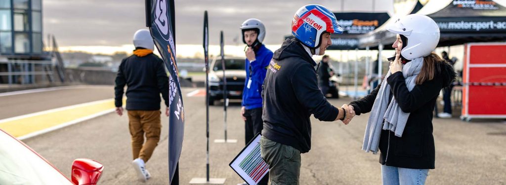 Moniteur et stagiaire sur circuit