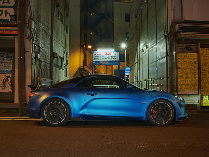 Alpine A110 R dans la rue de côté