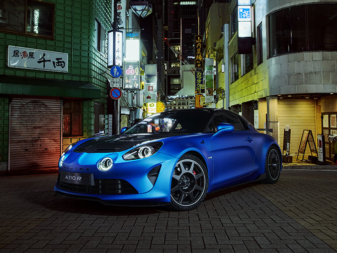 Alpine A110 R de côté dans la rue