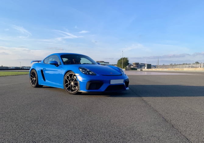 Porsche 718 Cayman GT4 à l'arrêt sur piste