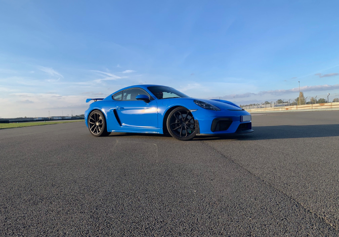 Porsche 718 Cayman GT4 à l'arrêt sur circuit